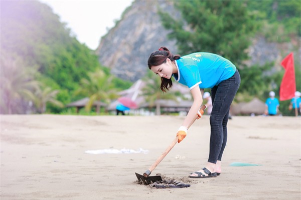 Hoa hậu Kỳ Duyên dọn rác trong hoạt động bảo vệ môi trường biển ở Cát Bà.