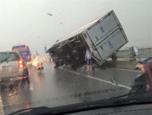 Chuyện khó tin, siêu dông, Hà Nội, cây xanh, cột đèn