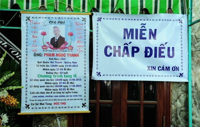 Ngọc Sơn và hai em trai quỳ gối trước linh cữu cha