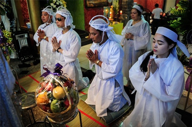 Ngọc Sơn và hai em trai quỳ gối trước linh cữu cha