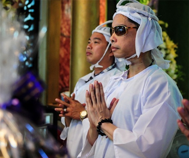 Ngọc Sơn và hai em trai quỳ gối trước linh cữu cha