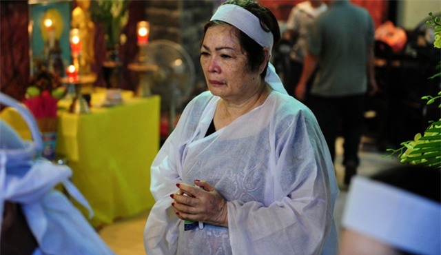 Ngọc Sơn và hai em trai quỳ gối trước linh cữu cha