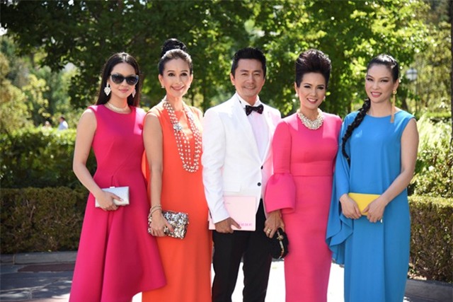 Linh Nga diện váy hoa hồng xem show thời trang ở Mỹ