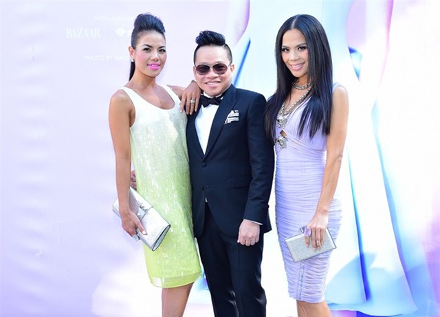 Linh Nga diện váy hoa hồng xem show thời trang ở Mỹ