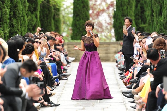 Linh Nga diện váy hoa hồng xem show thời trang ở Mỹ