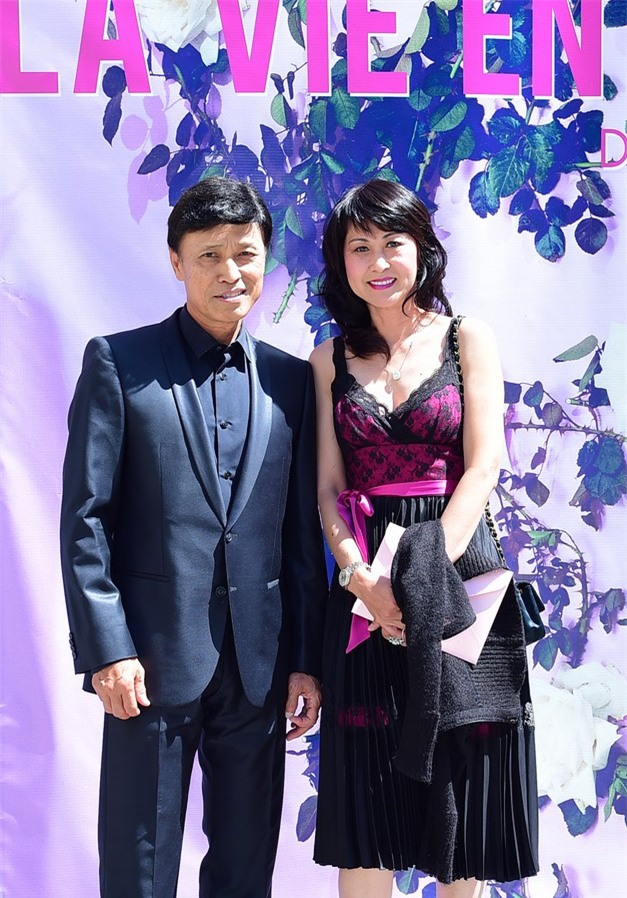 Linh Nga diện váy hoa hồng xem show thời trang ở Mỹ