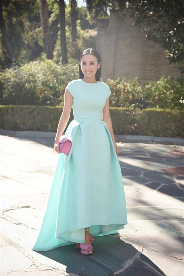 Linh Nga diện váy hoa hồng xem show thời trang ở Mỹ