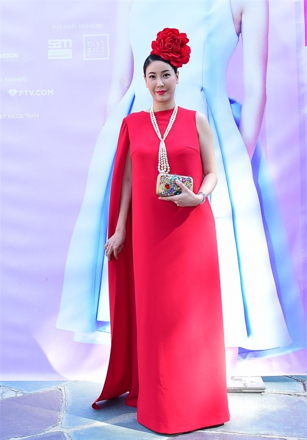 Linh Nga diện váy hoa hồng xem show thời trang ở Mỹ