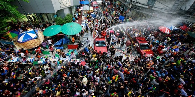 Songkran là một trong những lễ hội té nước lớn nhất thế giới, diễn ra vào tháng 4 - tháng nóng nhất ở Thái Lan. Đây cũng là thời điểm lau dọn nhà cửa để đón chào Tết của người Thái. Ảnh: Result2015.