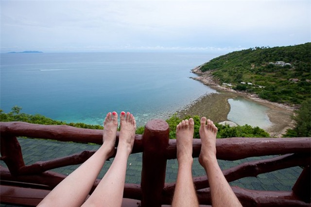 Người Thái coi chân là bộ phận bẩn và thấp kém nhất, do đó một người không nên chĩa chân về phía người khác hay vào đền chùa. Hãy thận trọng khi ngồi vắt chân, bạn có thế sẽ vô tình hướng bàn chân về phía ai đó. Ảnh: Toemail.