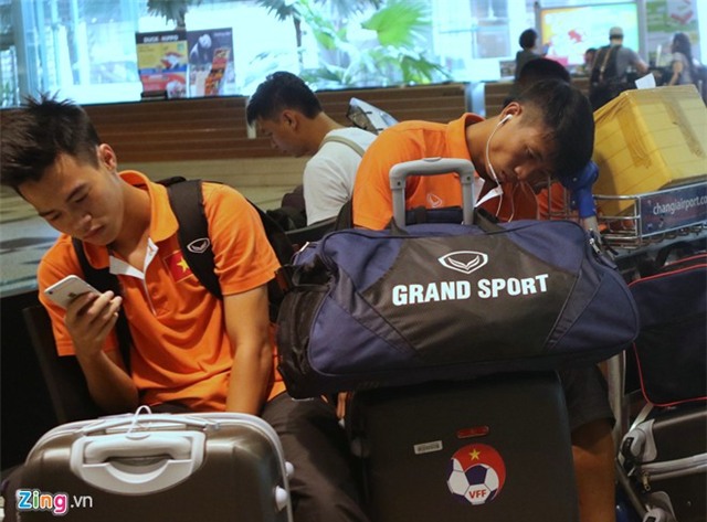 U23 Việt Nam lặng lẽ rời Singapore dưới cơn mưa