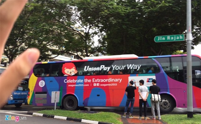 U23 Việt Nam lặng lẽ rời Singapore dưới cơn mưa