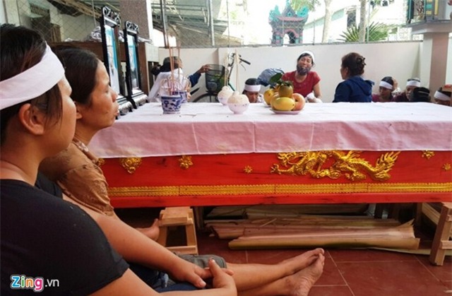 Người thân khóc ngât bên hai quan tài của vợ chồng anh Trung, chị Hợi. Ảnh: P.H.