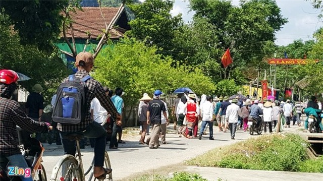 Sáng 16/6, người dân và chính quyền địa phương đã đưa thi thể hai vợ chồng anh Trung về nơi an nghỉ cuối cùng. Ảnh: L.N.