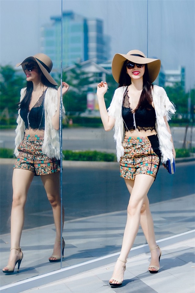 Thủy Tiên khoe chân dài, eo thon với trang phục đường phố