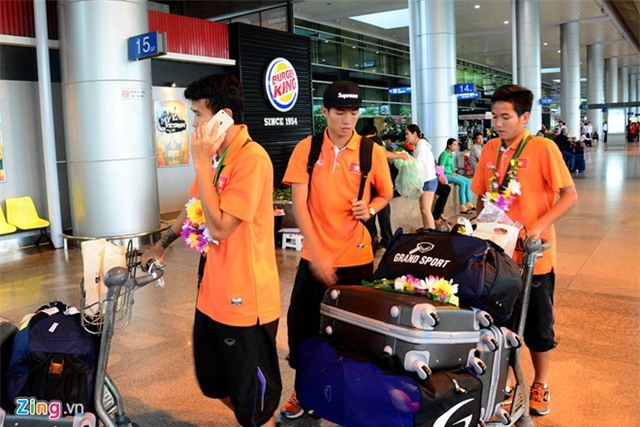 U23 VN trở về trong vòng tay người hâm mộ