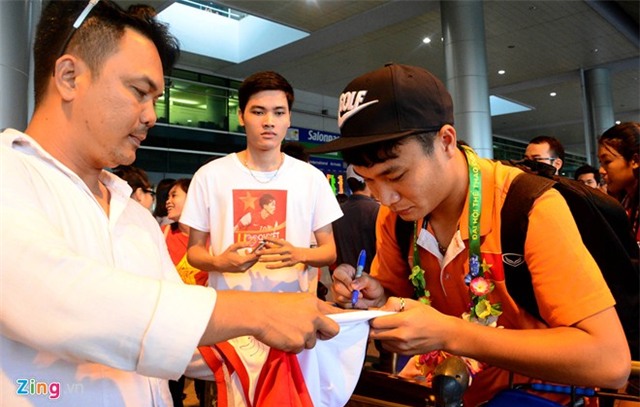 U23 VN trở về trong vòng tay người hâm mộ