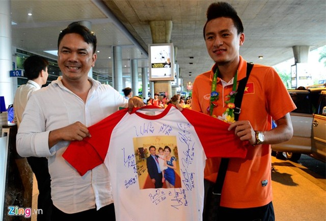 U23 VN trở về trong vòng tay người hâm mộ