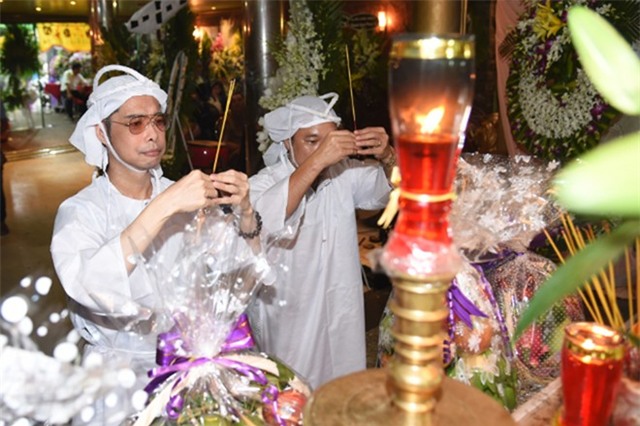 Ngọc Sơn ôm mặt khóc tiễn biệt cha lần cuối