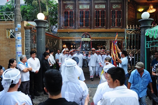 Ngọc Sơn ôm mặt khóc tiễn biệt cha lần cuối