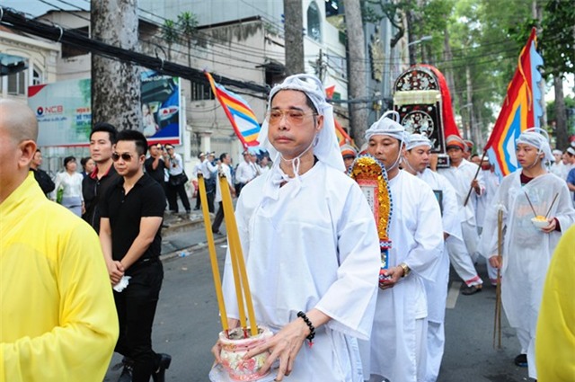 Ngọc Sơn ôm mặt khóc tiễn biệt cha lần cuối