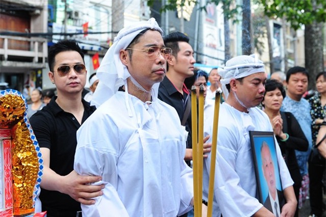 Ngọc Sơn ôm mặt khóc tiễn biệt cha lần cuối