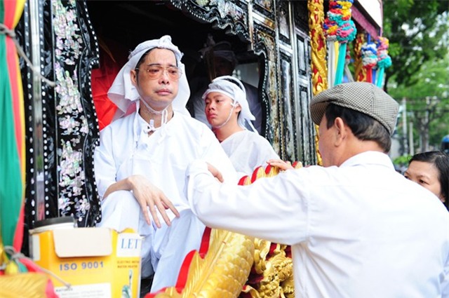 Ngọc Sơn ôm mặt khóc tiễn biệt cha lần cuối