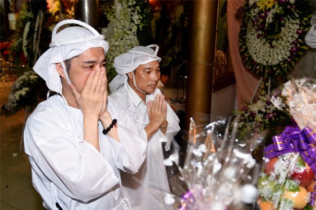 Ngọc Sơn ôm mặt khóc tiễn biệt cha lần cuối