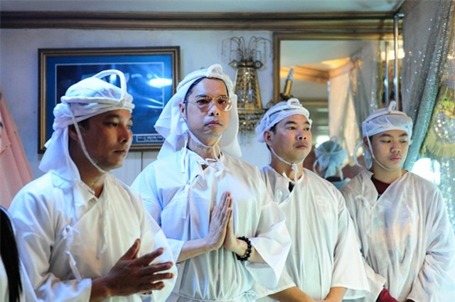 Ngọc Sơn ôm mặt khóc tiễn biệt cha lần cuối