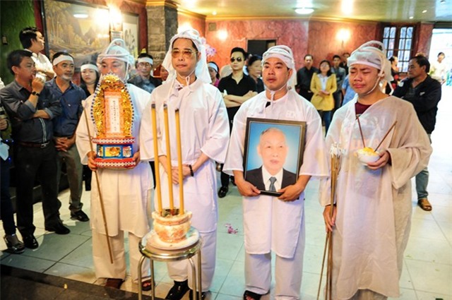 Ngọc Sơn ôm mặt khóc tiễn biệt cha lần cuối