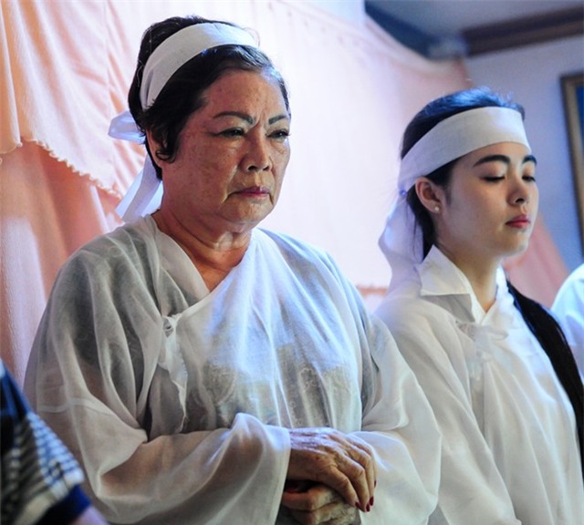 Ngọc Sơn ôm mặt khóc tiễn biệt cha lần cuối