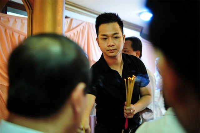 Ngọc Sơn ôm mặt khóc tiễn biệt cha lần cuối