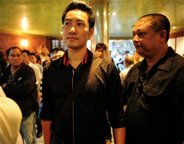 Ngọc Sơn ôm mặt khóc tiễn biệt cha lần cuối