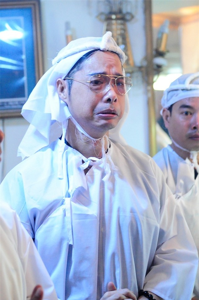 Ngọc Sơn ôm mặt khóc tiễn biệt cha lần cuối