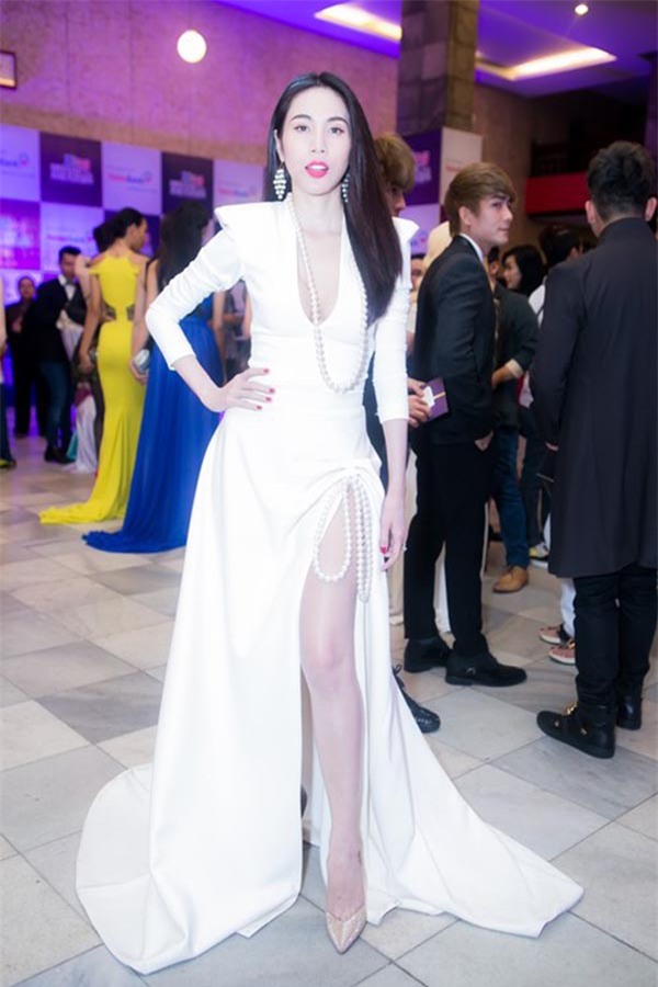 Trải qua chặng đường vịt hoá thiên nga, nhan sắc sau phẫu thuật của Thủy Tiên được đánh giá là khá khẩm hơn thời ngây ngô chưa biết làm đẹp.