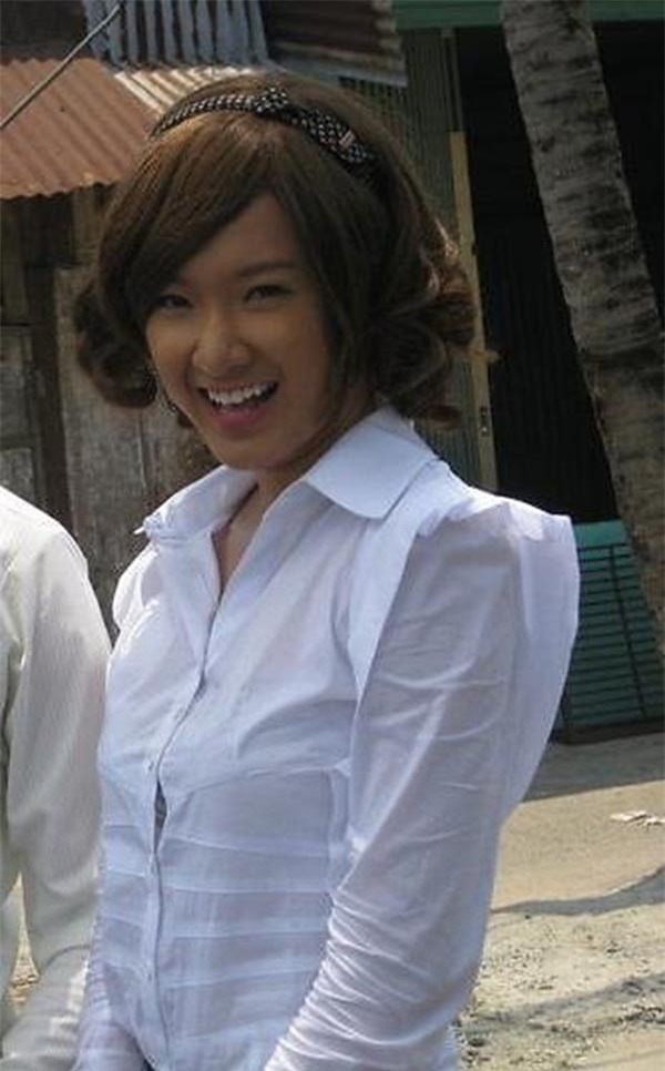 Giống như đàn chị, Angela Phương Trinh từng sở hữu làn da đen sạm, không mịn màng.