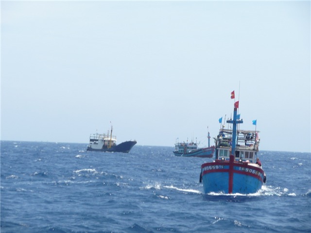 Tàu cá bị lốc đánh chìm, 32 người rơi xuống biển - 1