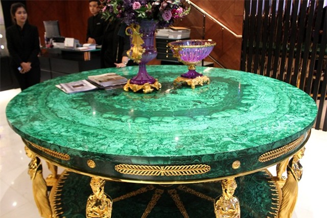 Bàn đá quý được chào giá hơn 8 tỷ đồng ở Sài Gòn