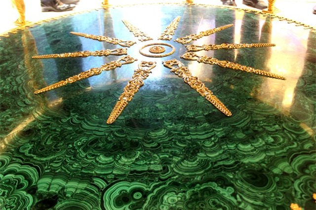 Bàn đá quý được chào giá hơn 8 tỷ đồng ở Sài Gòn