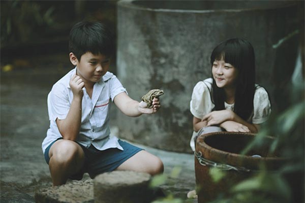 Hình ảnh của Lâm Thanh Mỹ và bạn diễn trong trailer Tôi thấy hoa vàng trên cỏ xanh.