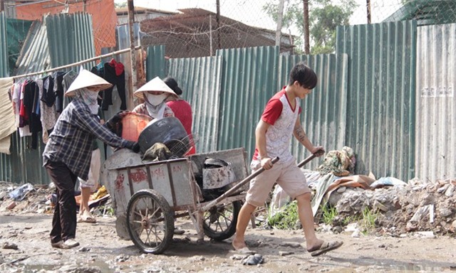 Nhieuf tài sản như quạt, nồi niêu xong chảo đã bị bà hỏa nung, công nhân đành bán sắt vụn để vớt vát lại chút tiền.