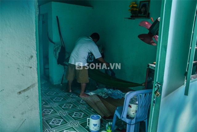 Khi vừa mở cửa, Phùng Ngọc nhanh tay dọn đống quần áo dưới sàn nhà để lấy chỗ ngồi. Anh nói do ở một mình nên mọi thứ cũng bình dân, đơn giản chứ không gọn gàng như những hộ dân khác.