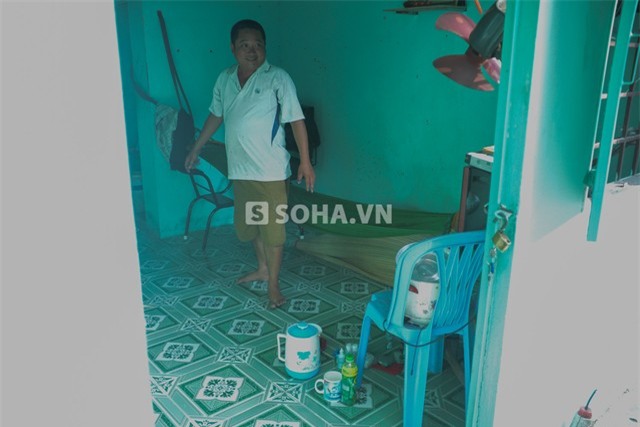 Sau khi dọn dẹp xong, Cò vui vẻ mời chúng tôi vào nhà uống nước. Căn phòng anh đang ở chỉ rộng khoảng 15m2 nhưng đối với anh cuộc sống độc thân, không có nhiều kinh tế thì như vậy là đã quá rộng rãi.