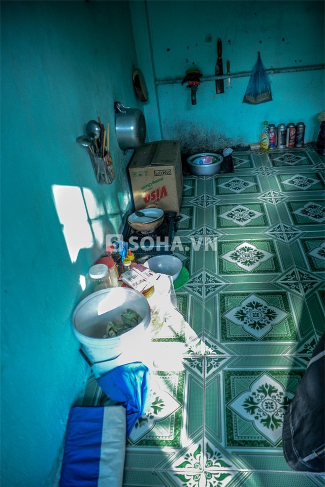 Với căn hộ có giá thuê 400 nghìn 1 tháng, mọi sinh hoạt từ ăn uống, tắm giặt, ngủ nghỉ của Phùng Ngọc đều diễn ra ở đây. Anh bật mí: Trước đây tôi thuê phòng này có 200 nghìn thôi. Theo thời giá cứ tăng dần đến mức hiện tại.