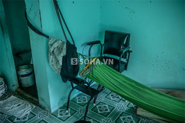 Trong phòng ở của Phùng Ngọc không có vận dụng gì có giá trị cao ngoài chiếc ghế để khách ngồi cắt tóc trị giá 700 nghìn đồng.