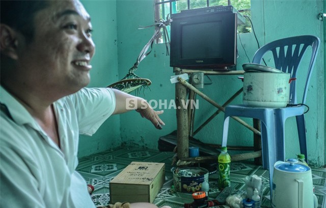 Ngay trước lối ra vào nhà có 1 chiếc tivi cũ mà Cò được một ông anh mua tặng với giá 100 nghìn. Chiếc bàn để tivi là bàn để thùng rác mà anh xin về sau khi thấy người khác không còn sử dụng.