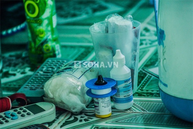 Trên sàn nhà Phùng Ngọc bày la liệt bông và thuốc y tế để tiện vệ sinh cho ngón tay đang bị nhiễm trùng nặng.