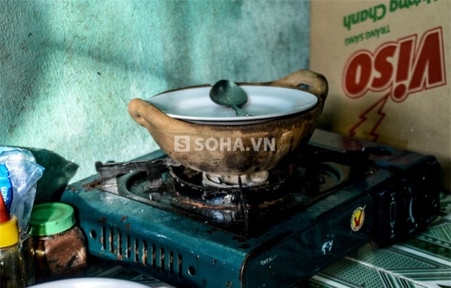 Thường ngày, anh nấu cơm buổi sáng rồi để ăn cả ngày. Mỗi ngày Cò chỉ ăn khoảng 20 nghìn cho 3 bữa chính.