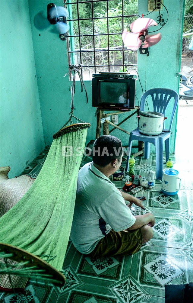 Phòng trọ Phùng Ngọc không có giường và chỉ có một chiếc võng cũ. Ban đêm anh thường xuyên bị muỗi đốt do không có màn để che chắn.