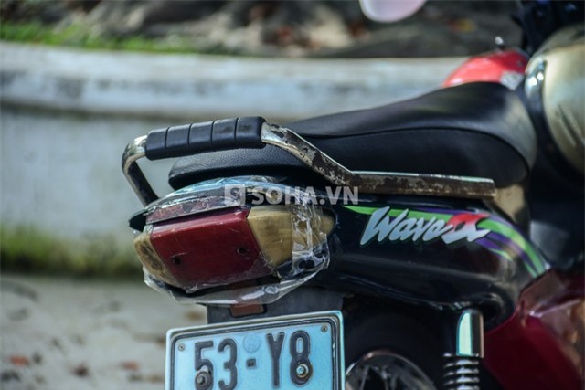 Sau hơn 1 năm sử dụng, chiếc xe của Cò xuống cấp khá nhiều nhưng vẫn được anh giữ gìn theo nhiều cách khác nhau để có phương tiện đi lại và kiếm sống.